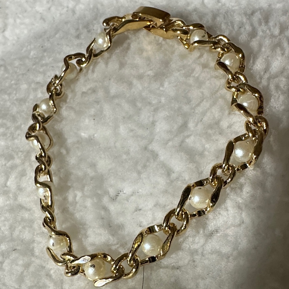 Vintage Gold toned chain link Pearl Bracelet - Picture 3 of 15